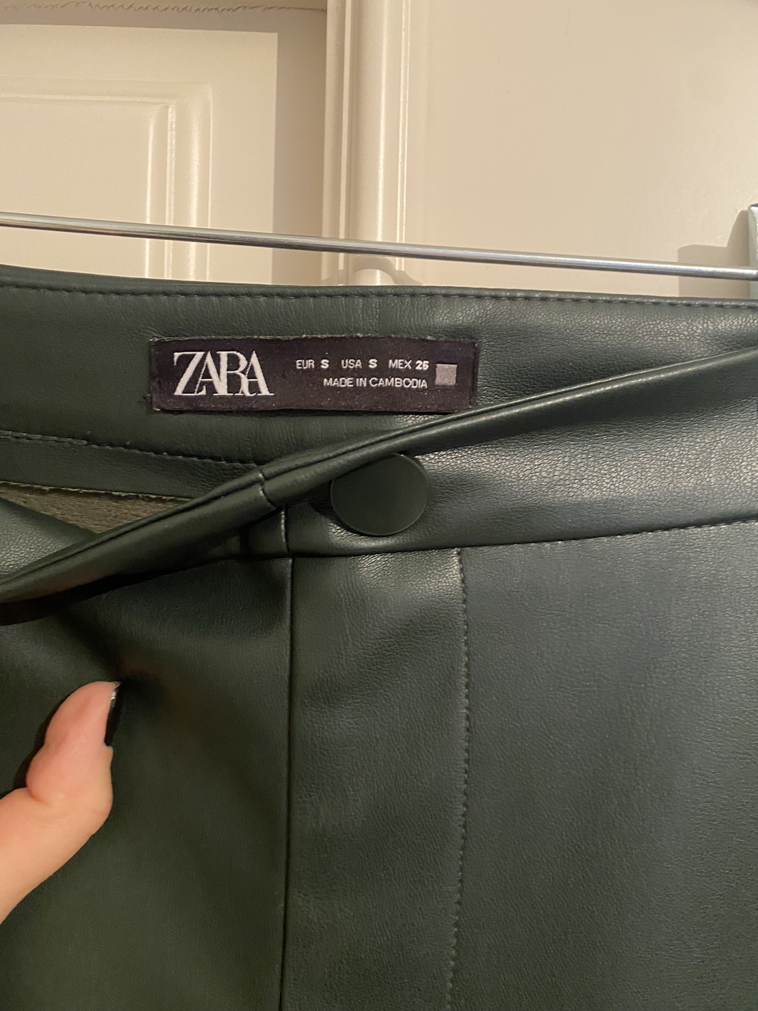 Inlay Size main land Pantaloni imitatie piele Zara - produs Folosit - HaineOnline.ro - Vinzi și  cumperi haine noi & folosite